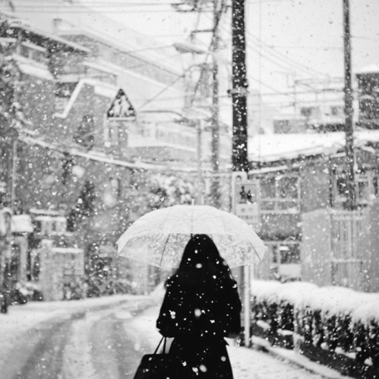 girl_snow_umbrella